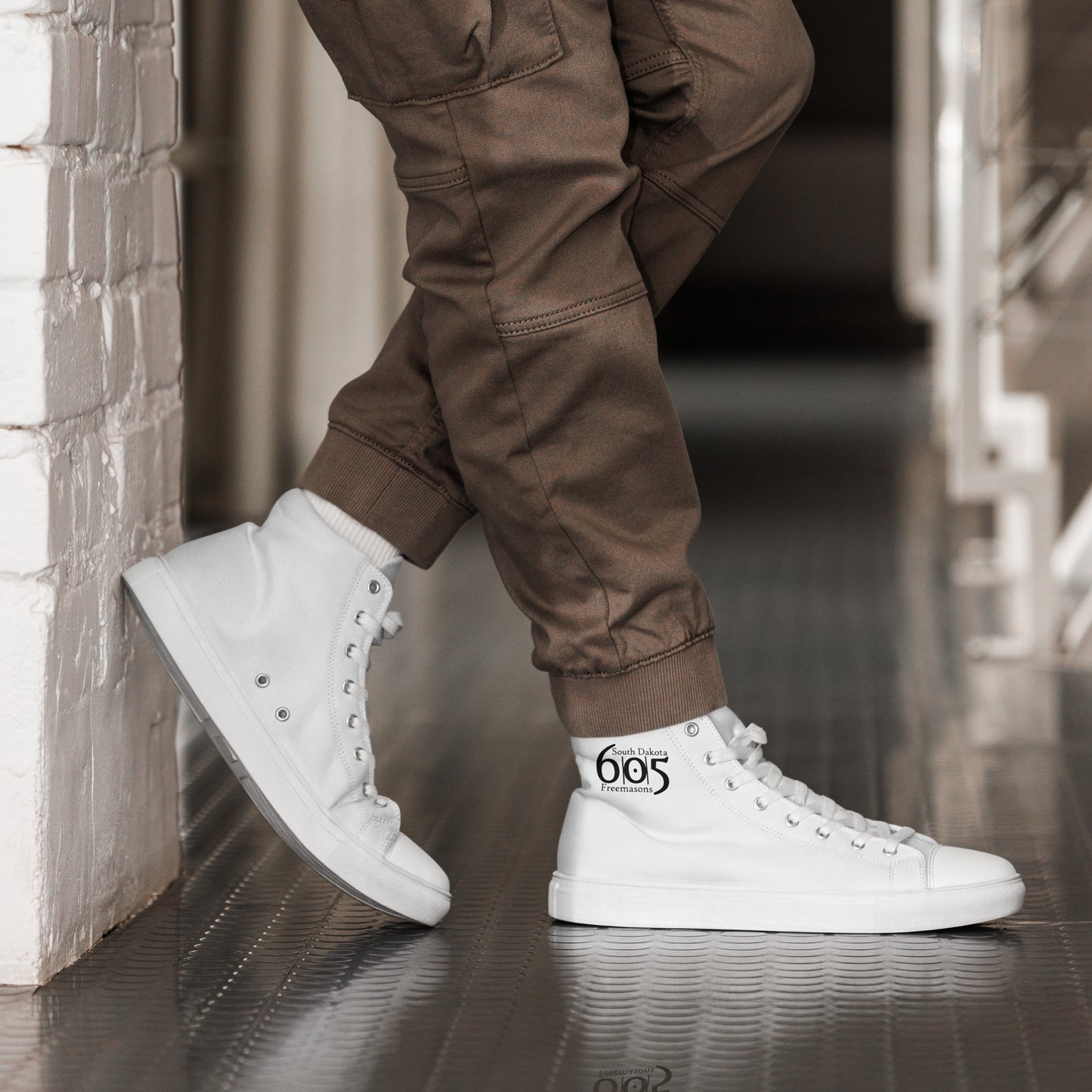 605 Men’s high top canvas shoes